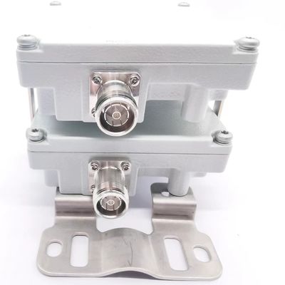Dual-Band Low Pim Combiner 617-2690MHz 3300-3800MHz 4.3-10-F DIN-F Rot Innen-/Außen IP65