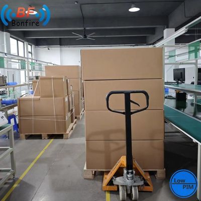 20 dBi Dual Polarized 2X2 MIMO Gehäuse Patch Panel 5,8 GHz Antenne für 698-4000MHz