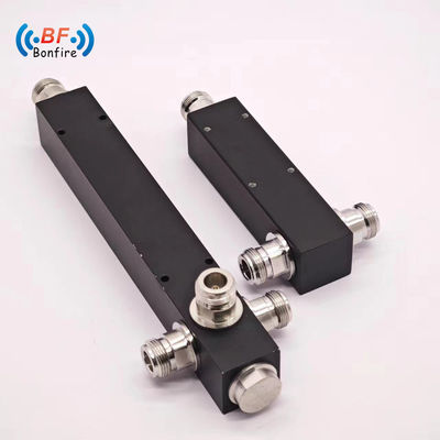 Grauer 2-Wege-Splitter 2400-6000MHz DIN-F Schwarz