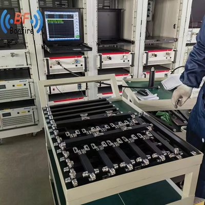 698-3800MHz DIN-Typ Weiblicher Stecker Typ -160dbc Pim3 2-Wege-Hohlraum-Typ HF-Stromspalter für Telekommunikationssysteme