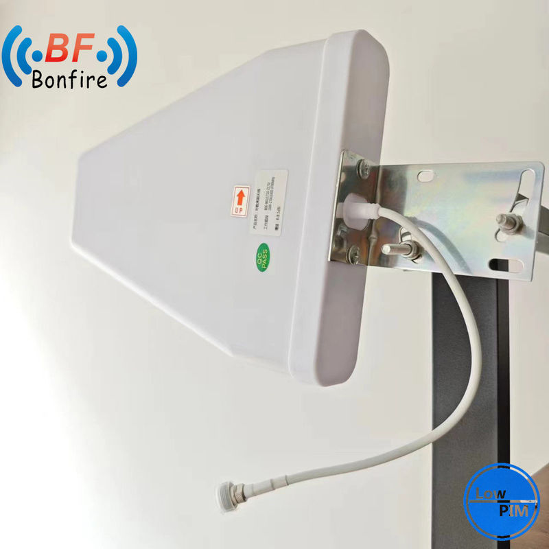 698-4000MHz Schmalstrahl-Antenne OEM/ODM-Produktion für Outdoor im Extent Stadium