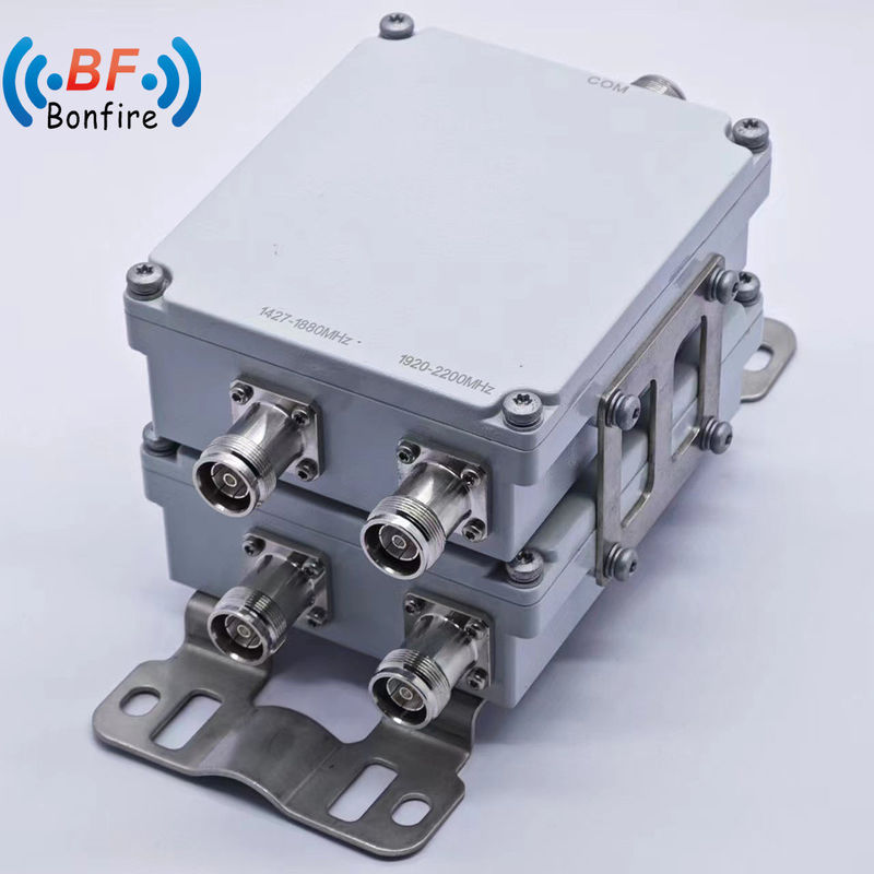 Triplexer-Dual-Band-Kombinator mit niedriger Pim-Kapazität für die Gesamtdurchführung von IBs/Das