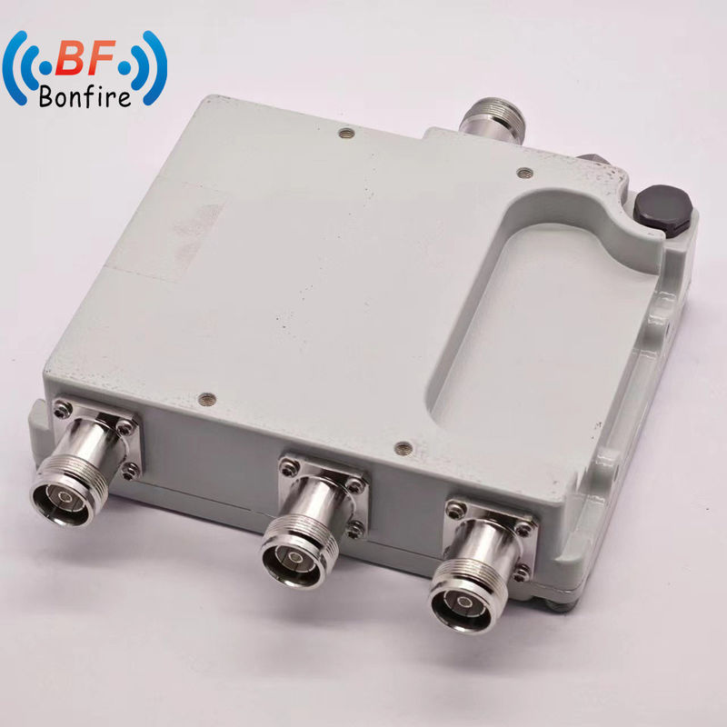 Grauer/Roter/Schwarzer Triplexer 698-960 1710-2170 1920-2710 2300-2400 2500-2700MHz HF-Diplexer Dual-Band-Kombinator für DAS IBS